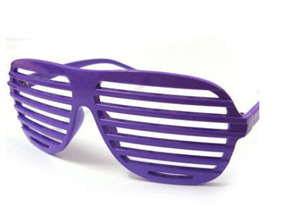 Violette Rolladenbrille â€“ shutter shade. 